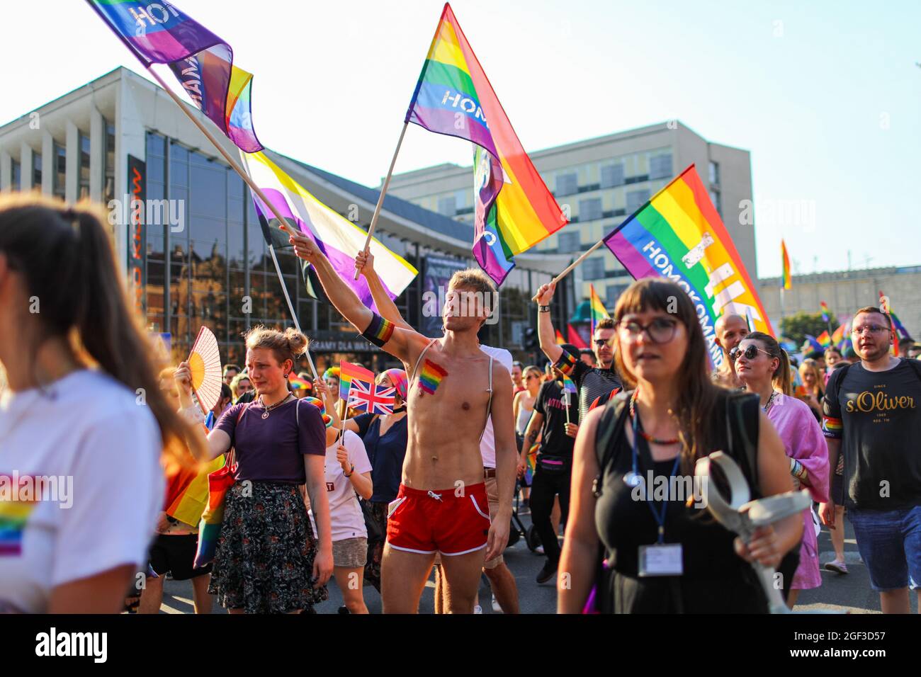Un membro di un'organizzazione LGBT 'Homo Komando' è visto sventolare una bandiera di orgoglio durante il mese di marzo. La marcia annuale per la parità è nota anche come "Pride Parade". THI Foto Stock