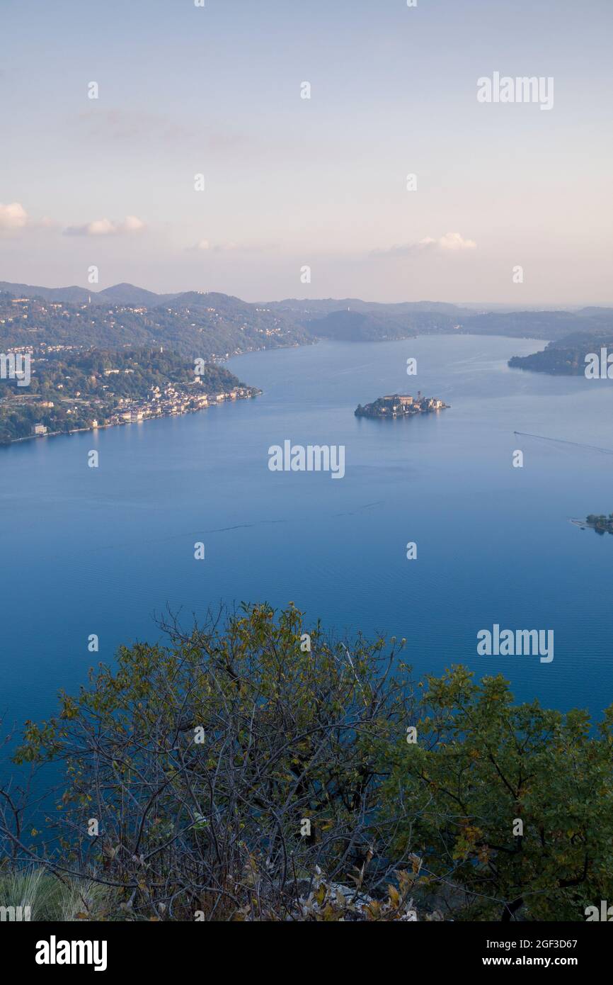 Vista panoramica del Lago d'Orta nel nord Italia, pomeriggio d'autunno. Foto Stock