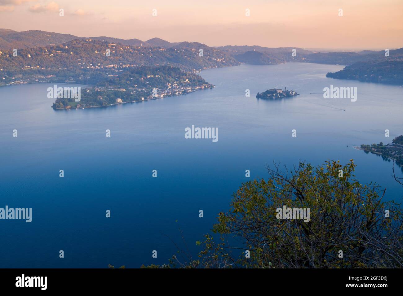 Vista panoramica del Lago d'Orta nel nord Italia, pomeriggio d'autunno. Foto Stock