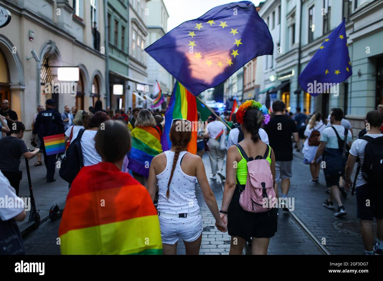 Le donne della comunità LGBTQ polacca sono viste tenere le mani davanti alla bandiera dell'Unione europea durante il mese di marzo. Anche annuale Equality marzo sapere Foto Stock