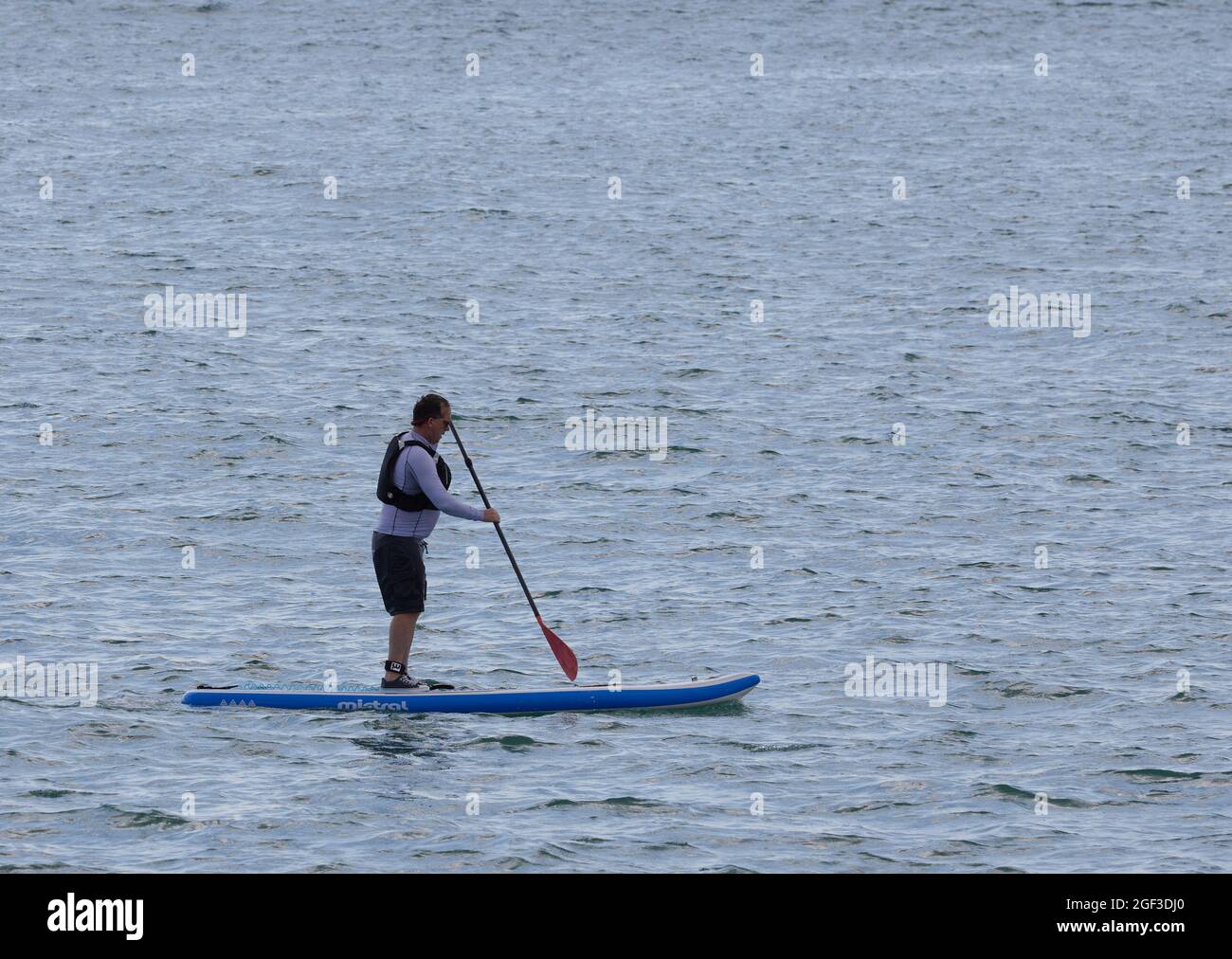 Paddleboarder visto al largo della costa del Regno Unito. Foto Stock