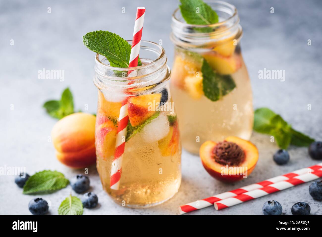 Rinfrescante limonata di pesca fredda, tè ghiacciato in bottiglia Foto Stock