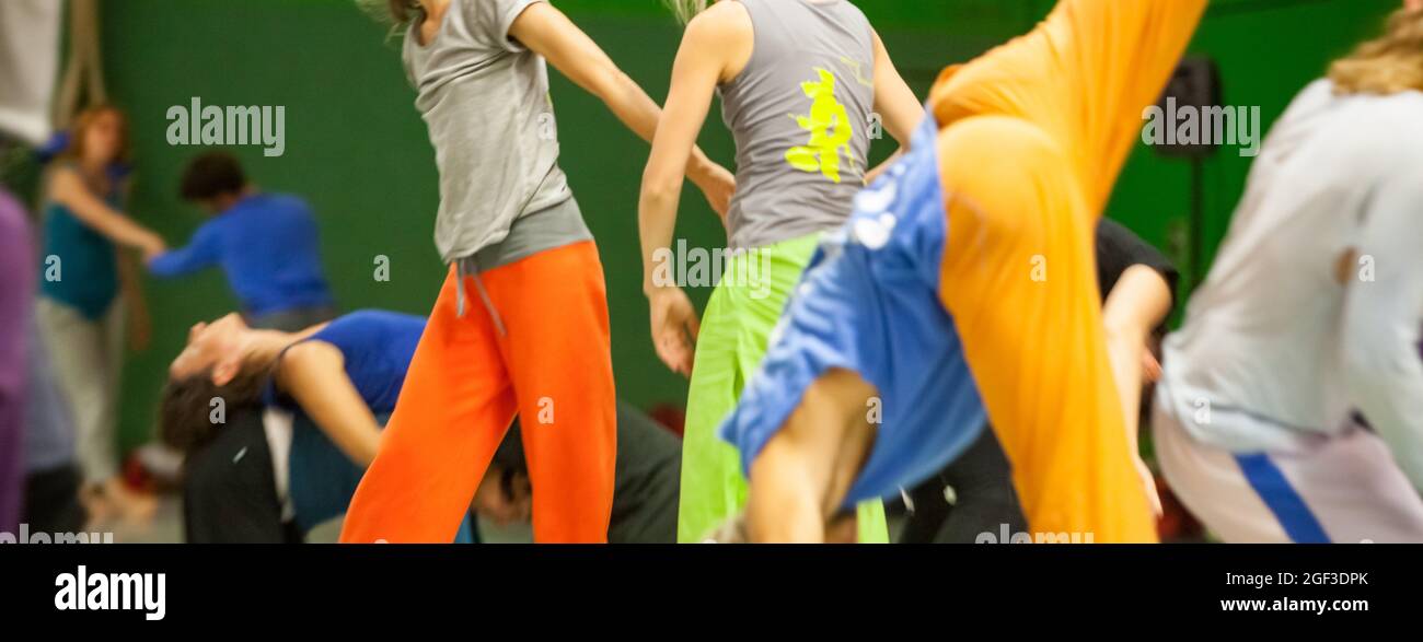 Molti ballerini in movimento espressivo sul bg un ci jam intenzionalmente con movimento blur onde defocus bokeh Foto Stock