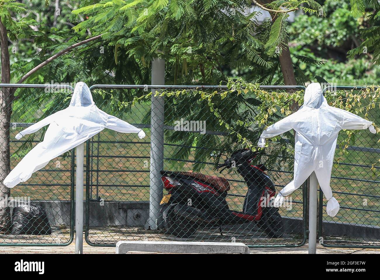 Colombo, Sri Lanka. 23 Agosto 2021. I kit di dispositivi di protezione individuale (PPE) erano stati appesi su una recinzione per asciugare al sole a Colombo, Sri Lanka, poiché il paese si trova in un blocco di dieci giorni su tutta l'isola per frenare la diffusione di Covid-19 il 23 agosto 2021. (Foto di Saman Abesiriwardana/Pacific Press/Sipa USA) Credit: Sipa USA/Alamy Live News Foto Stock
