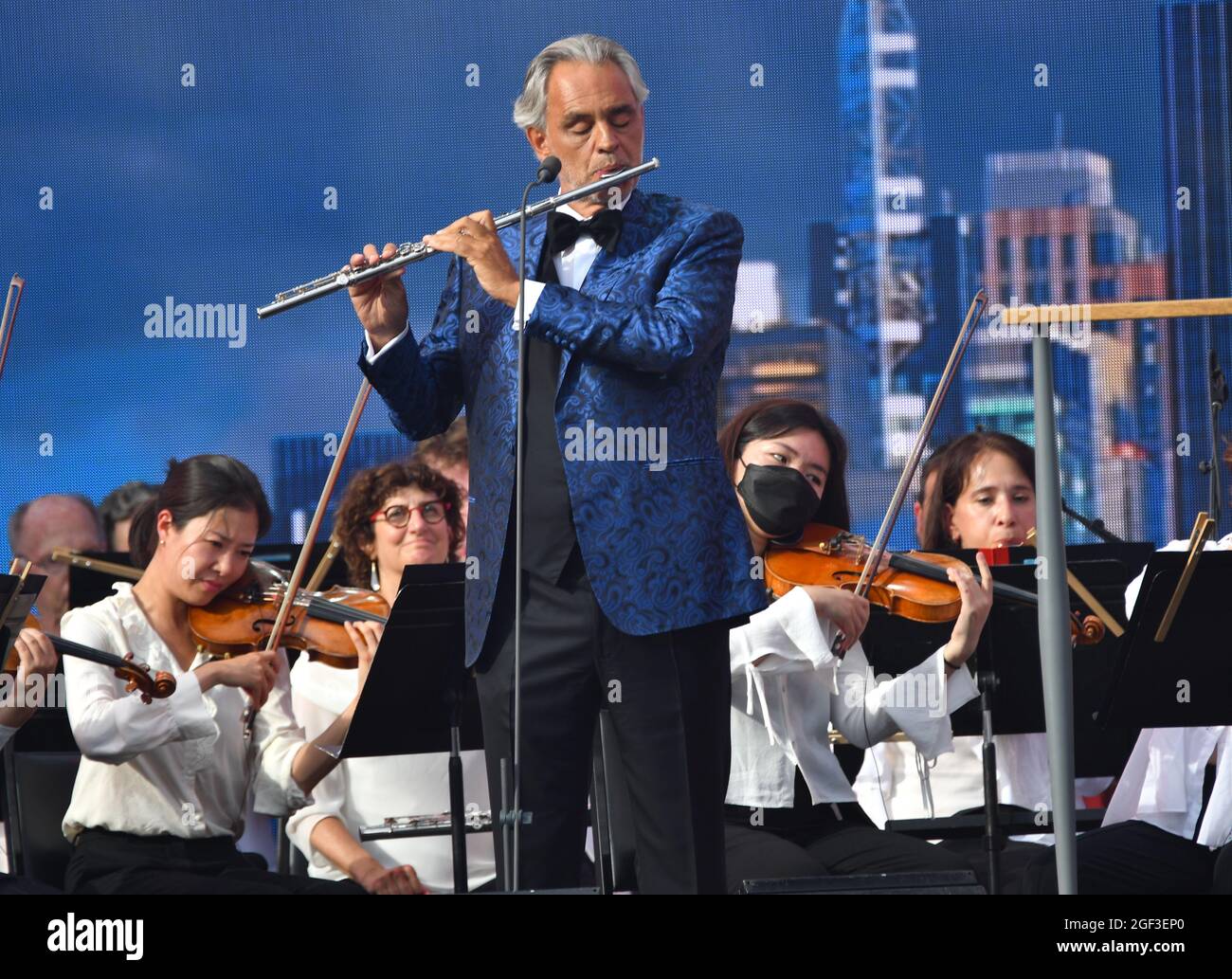 NEW YORK, NEW YORK - AGOSTO 21: Andrea Bocelli suona sul palco della New York Philharmonic durante We Love NYC: The Homecoming Concert prodotto da NYC, Clive Davis e Live Nation il 21 agosto 2021 a New York City. (Foto di John Atashian) Foto Stock