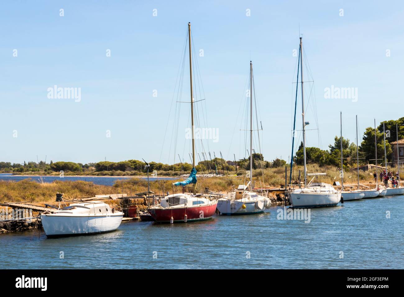 Barche in Canal du Midi a Les Onglous. Un sito del Patrimonio Mondiale. Agde, Francia Foto Stock