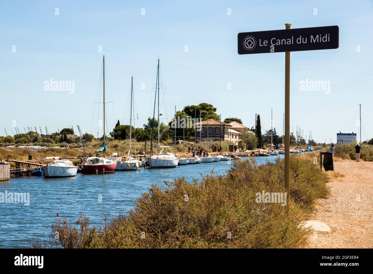 Barche in Canal du Midi a Les Onglous. Un sito del Patrimonio Mondiale. Agde, Francia Foto Stock