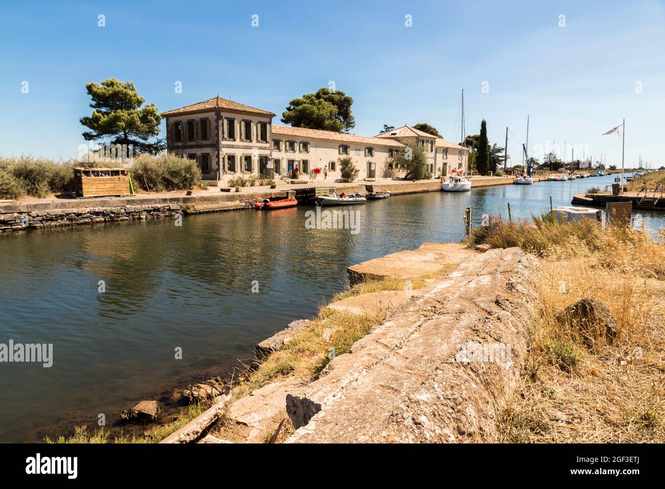 Barche in Canal du Midi a Les Onglous. Un sito del Patrimonio Mondiale. Agde, Francia Foto Stock