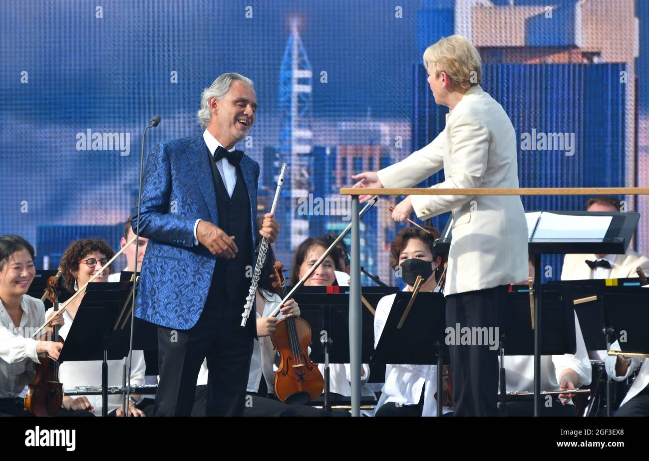 NEW YORK, NEW YORK - AGOSTO 21: Andrea Bocelli suona sul palco della New York Philharmonic durante We Love NYC: The Homecoming Concert prodotto da NYC, Clive Davis e Live Nation il 21 agosto 2021 a New York City. (Foto di John Atashian) Foto Stock