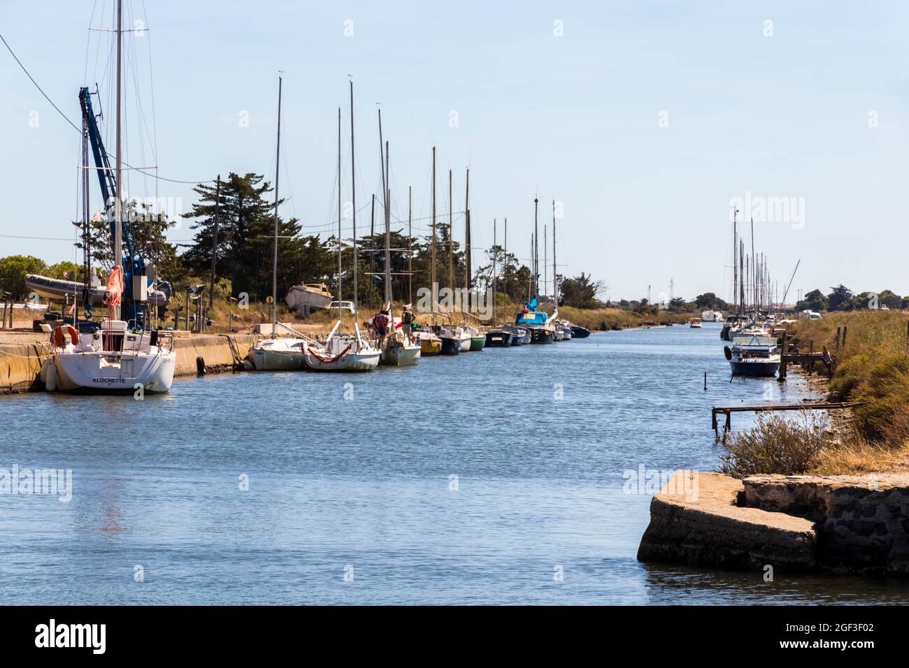 Barche in Canal du Midi a Les Onglous. Un sito del Patrimonio Mondiale. Agde, Francia Foto Stock