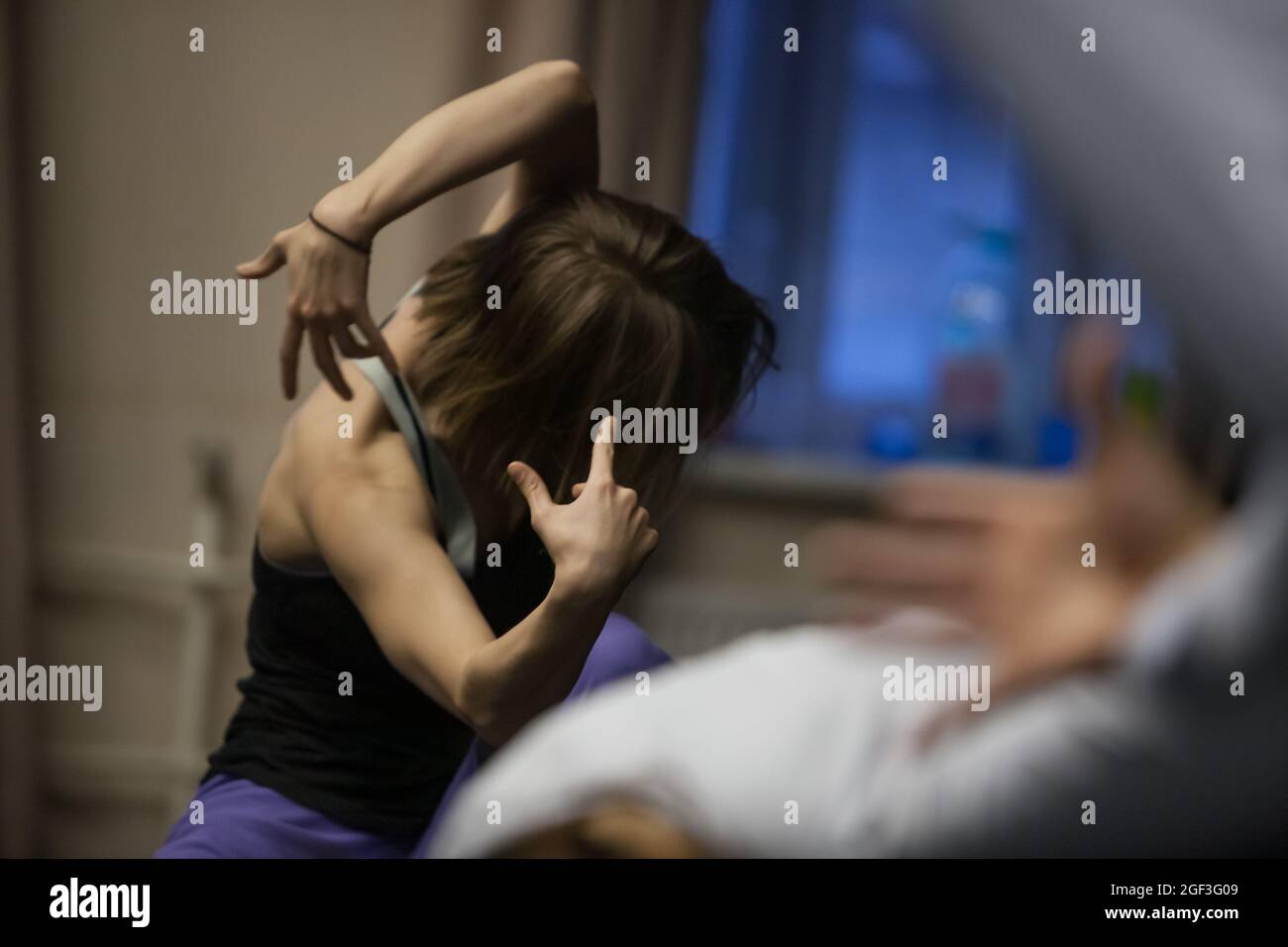 danzatrice solista muoversi in contemporanea improvvisazione performance. danzatrice mano espressivo autentico movimento Foto Stock