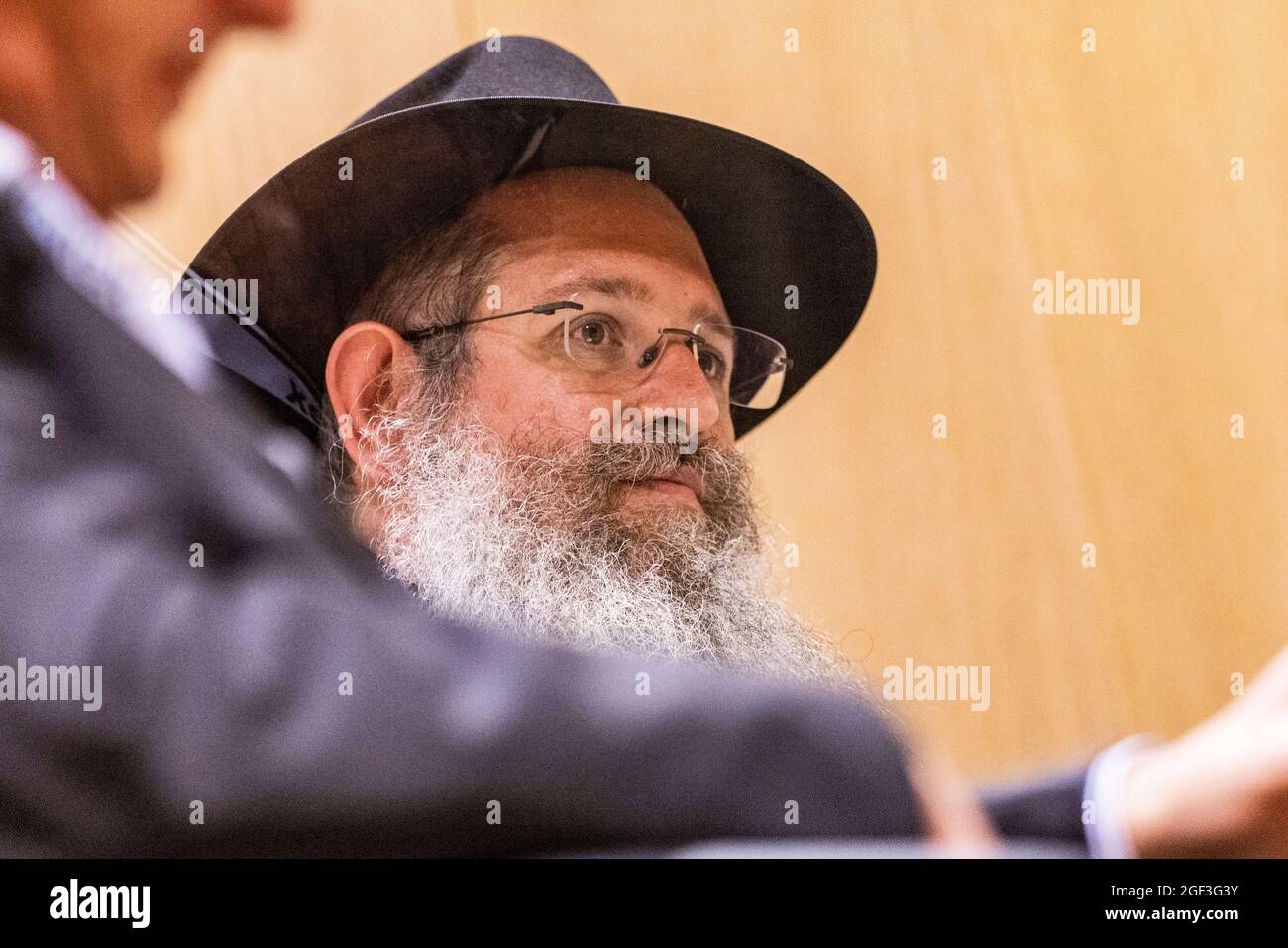 23 agosto 2021, Baden-Wuerttemberg, Stoccarda: La polizia Rabbi Shneur Trebnik siede durante la sua inaugurazione. Foto: Tom Weller/dpa Foto Stock