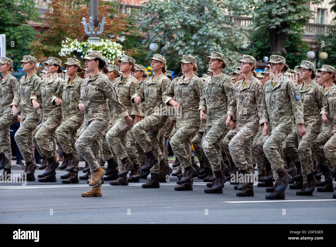Ucraina, Kiev - 18 agosto 2021: Donne ufficiali. Donna militare. Soldato. Marcia militare Ucraina nella parata. Fanteria dell'esercito. Uniforme militare Foto Stock
