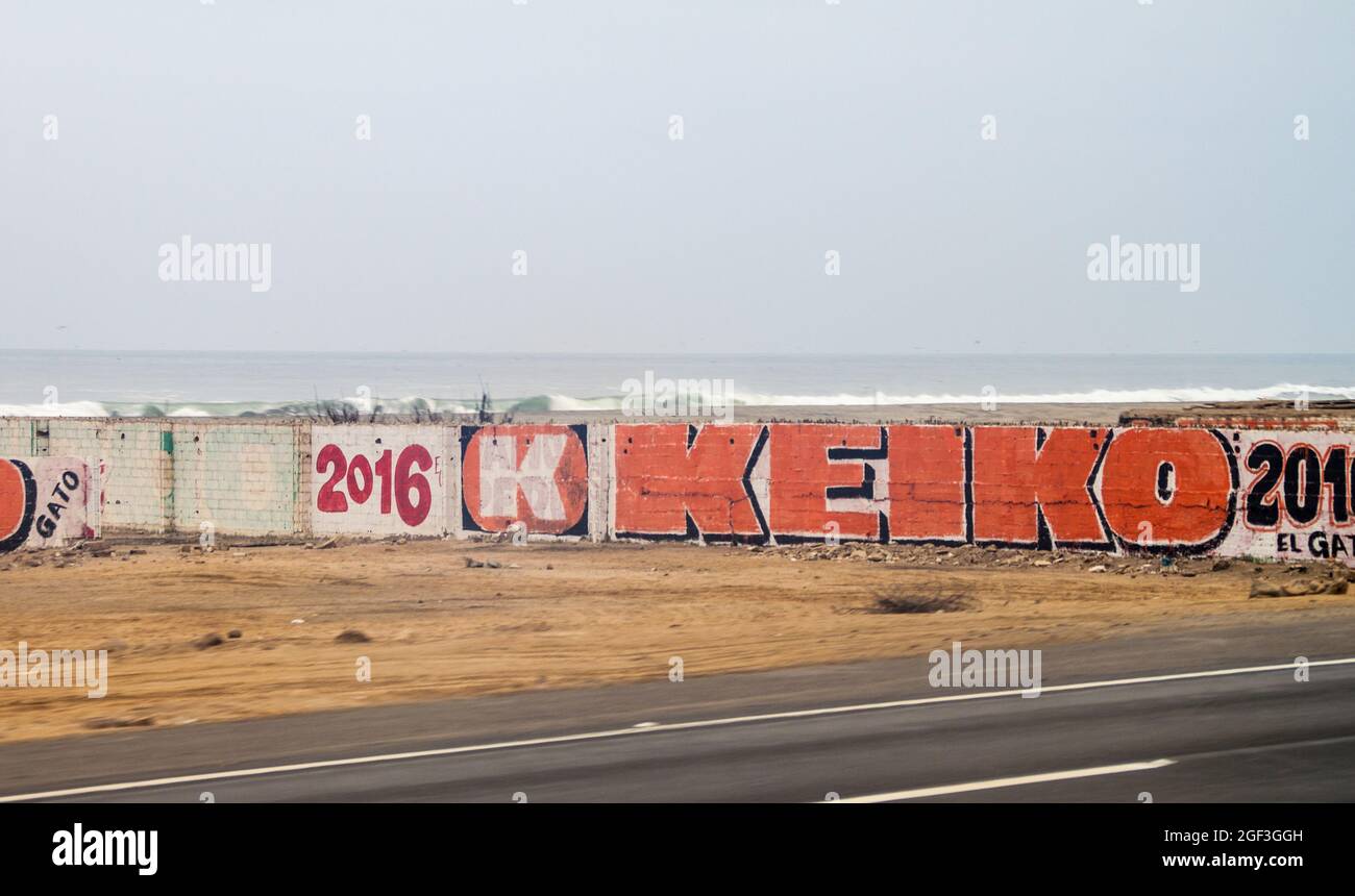 LIMA, PERÙ - 3 GIUGNO 2015: Poster sulle mura durante la campagna presidenziale del candidato Keiko Fujimori. Foto Stock