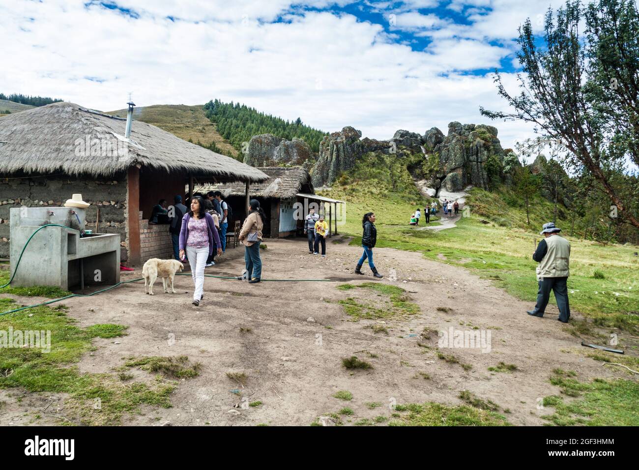 CAJAMARCA, PERÙ - 8 GIUGNO 2015: I turisti visitano un piccolo insediamento rurale vicino a Los Frailones (Monaci di pietra), formazioni rocciose vicino a Cajamarca, Perù. Foto Stock