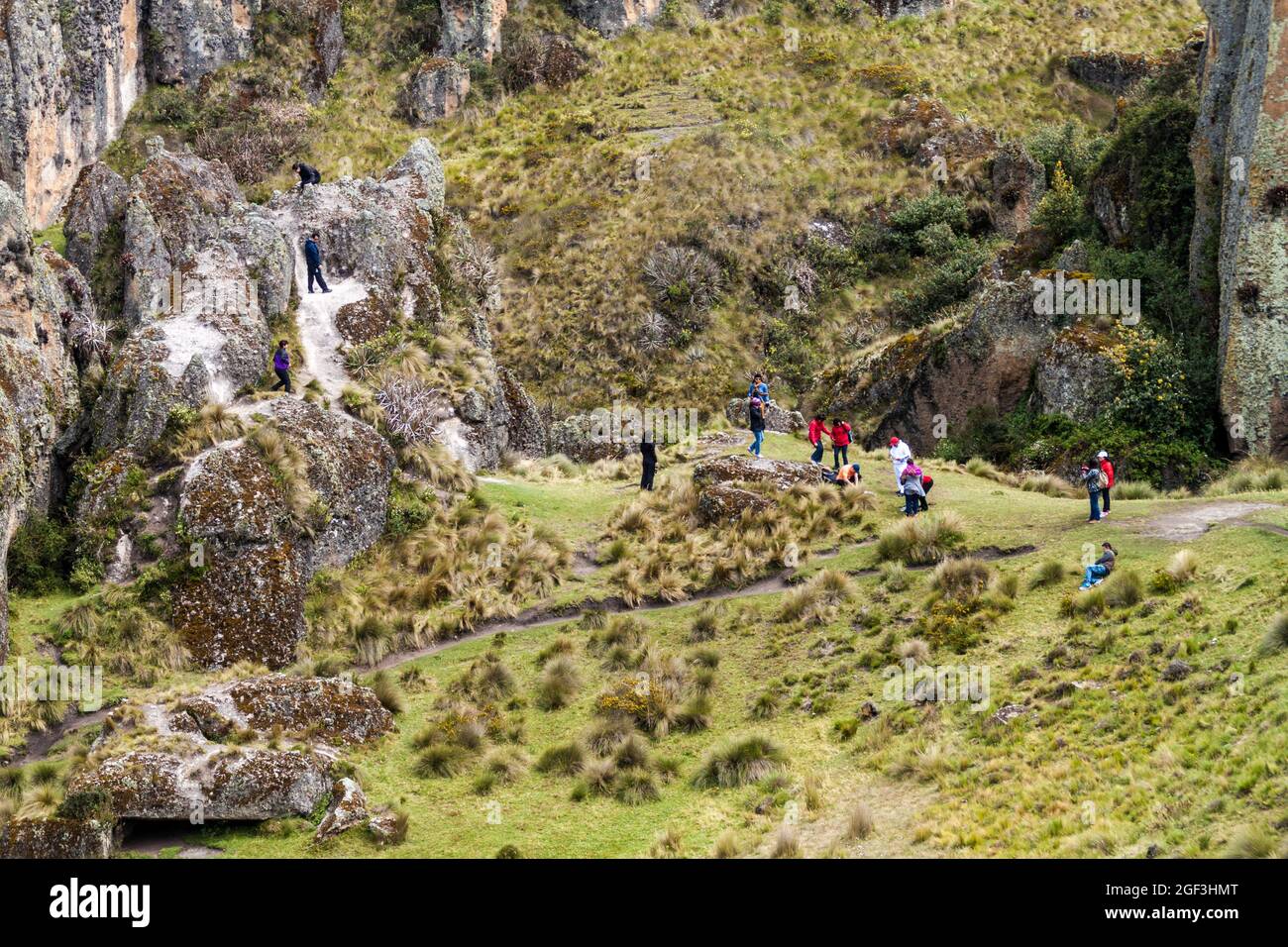 CAJAMARCA, PERÙ - 8 GIUGNO 2015: I turisti visitano Los Frailones (Monaci di pietra), formazioni rocciose vicino Cajamarca, Perù. Foto Stock