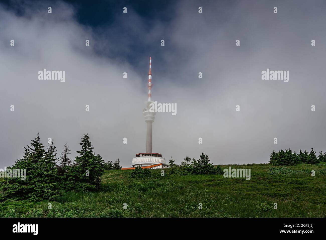Televisione trasmettitore torre con piattaforma di osservazione sulla punta foggosa di Praded, Jeseniky montagne, repubblica Ceca. Vista della pittoresca campagna Foto Stock