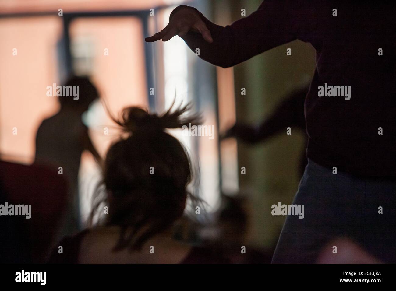 dancer hand. silhouette, su bg blured, performance di danza improvvisazione espressivo movimento autentico Foto Stock