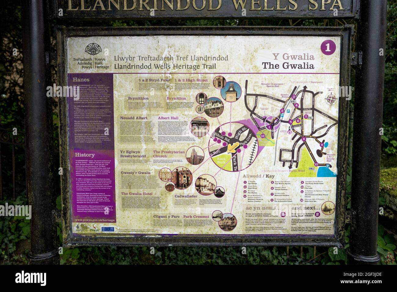 Llandrindod Wells Heritage Trail informazioni bordo nella città termale vittoriana di Llandrindod Wells, Galles, Regno Unito Foto Stock