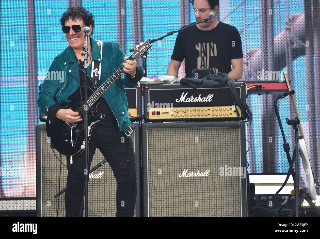 Il chitarrista Neil Schon of Journey suona sul palco durante We Love NYC: The Homecoming Concert prodotto da NYC, Clive Davis e Live Nation il 21 agosto 2021 a New York City. (Foto di John Atashian) Foto Stock
