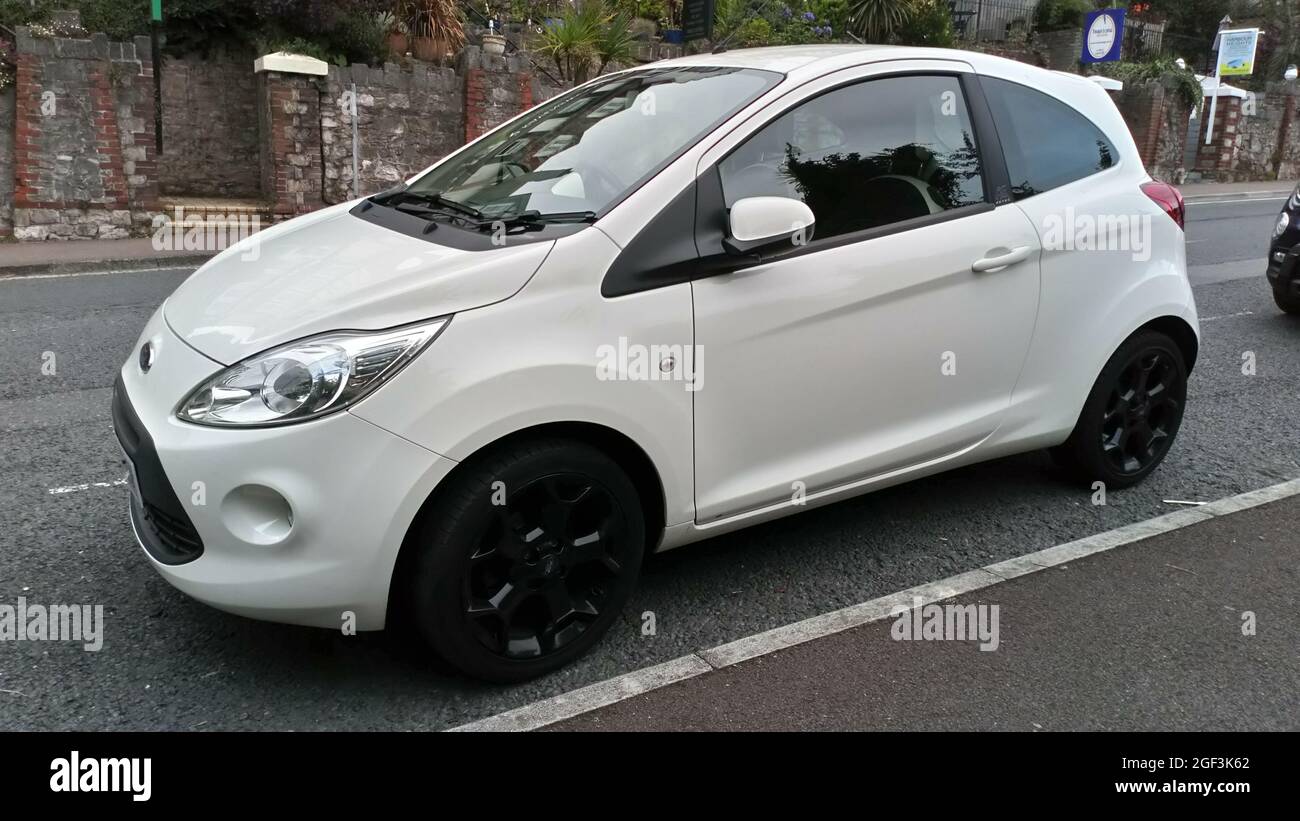 Un'auto bianca Ford Ka 2016 parcheggiata a Torquay, Devon, Inghilterra, Regno Unito. Foto Stock