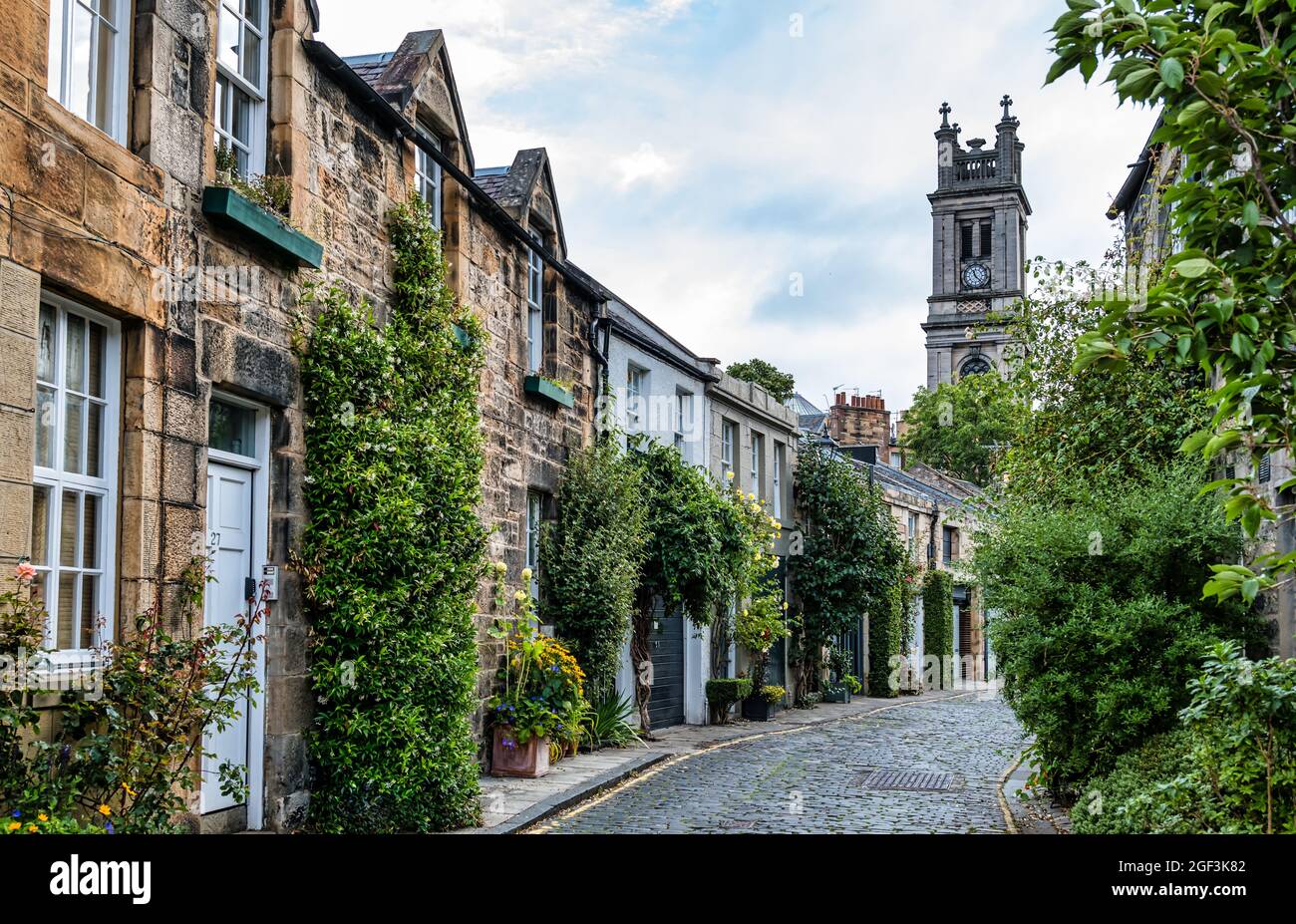 Pittoresche case mews in strada acciottolata, Circus Lane, Edimburgo, Scozia, Regno Unito Foto Stock