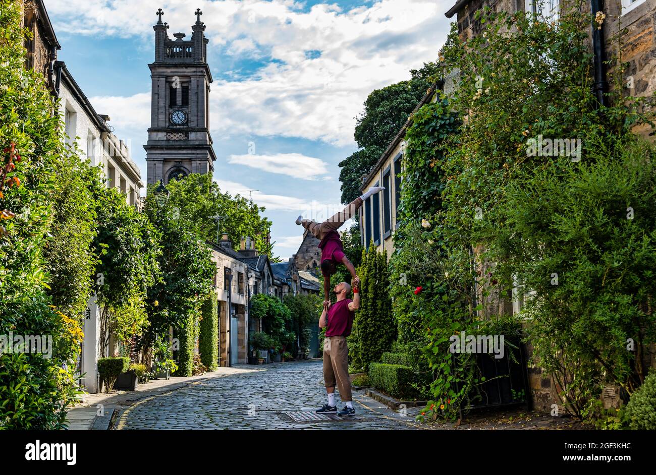 Gli acrobati di Troupe a malapena metodica eseguono una mostra acrobatica nella pittoresca Circus Lane, Edimburgo, Scozia, Regno Unito Foto Stock