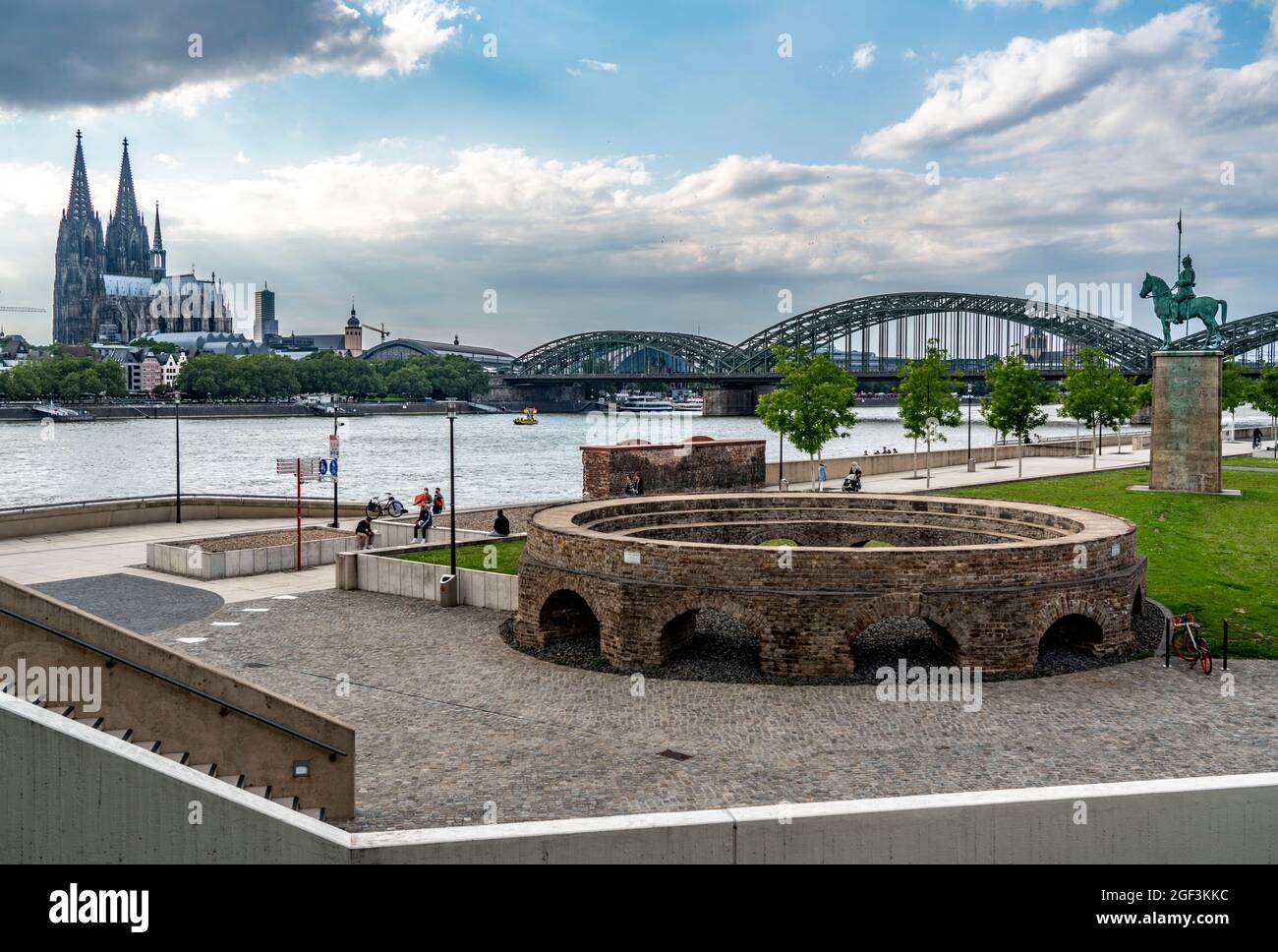 Modello di torre di guardia di Fort Deutz, chiamata Divitia in tempi antichi, su Kennedy Ufer, Cattedrale di Colonia, Ponte Hohenzollern, a Colonia-Deutz, NRW, Foto Stock