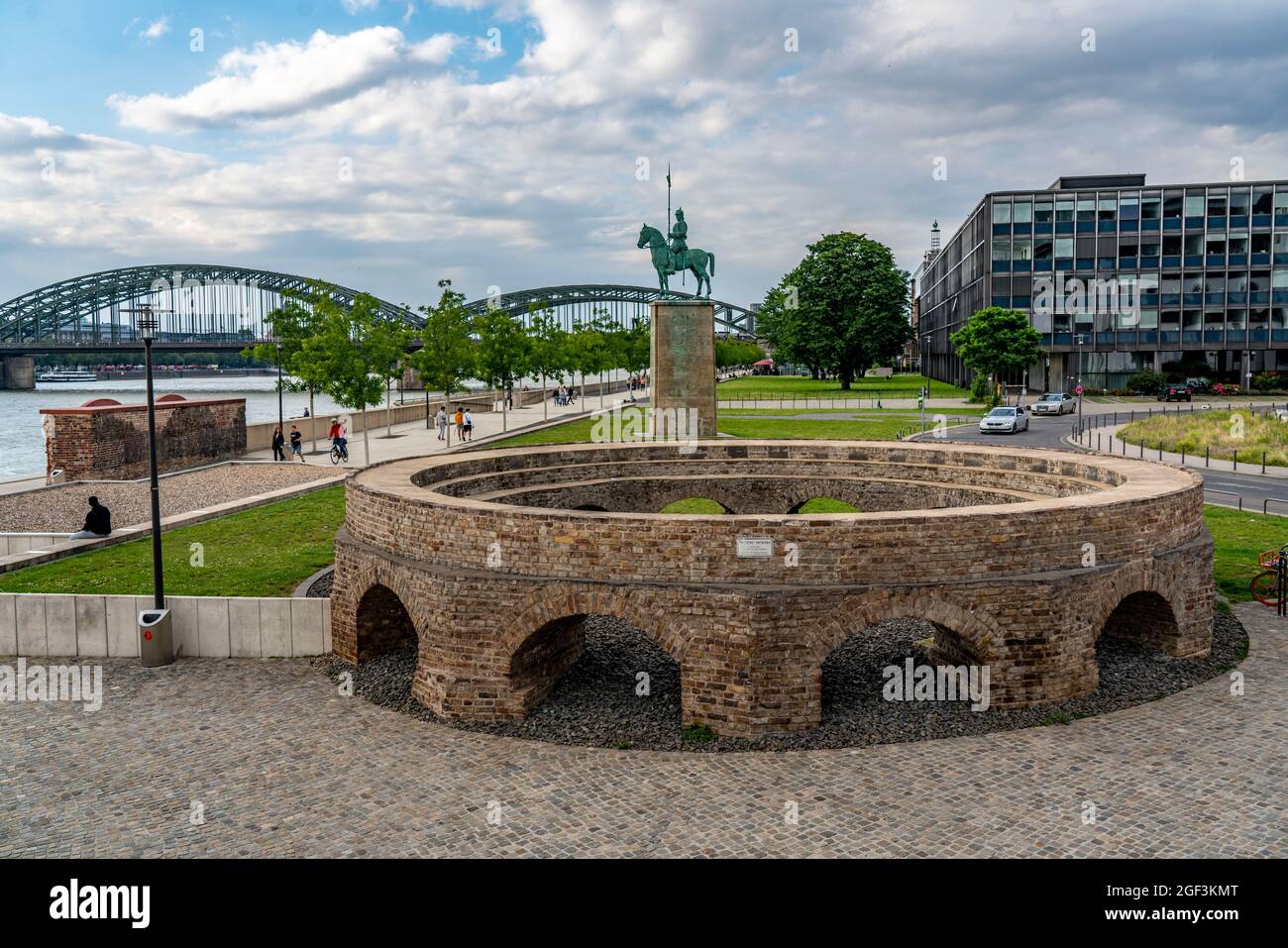 Modello di torre di guardia di Fort Deutz, chiamata Divitia in tempi antichi, su Kennedy Ufer, ponte Hohenzollern, a Colonia-Deutz, NRW, Germania, Foto Stock