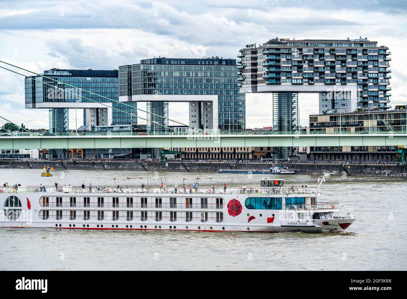 La gru ospita a Colonia presso il Rheinauenhafen, Colonia Sud, edificio residenziale e uffici, Severinsbrücke, NAVE da crociera sul fiume A-Rosa Aqua, Colo Foto Stock