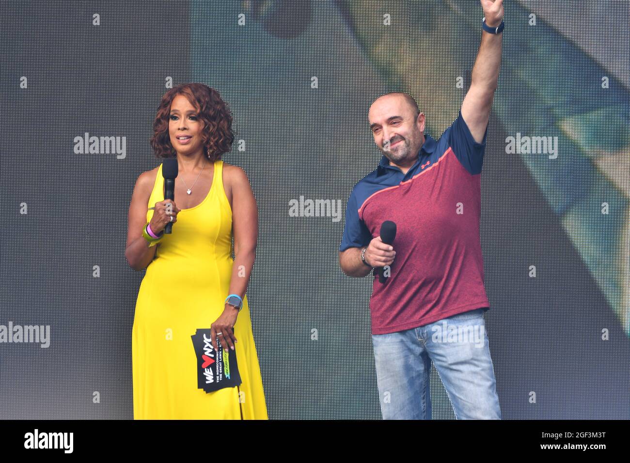 NEW YORK, NEW YORK - AGOSTO 21: Gayle King parla sul palco con Johnny G (stand hot dog sulla 44th Street per 40 anni) durante il We Love NYC: The Homecoming Concert prodotto da NYC, Clive Davis e Live Nation il 21 agosto 2021 a New York City. (Foto di John Atashian) Foto Stock