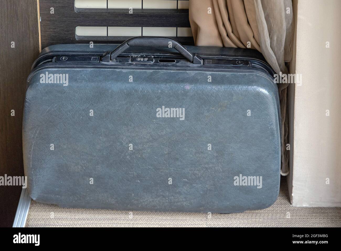 Valigia in plastica usata vecchio stile a pavimento Foto stock - Alamy