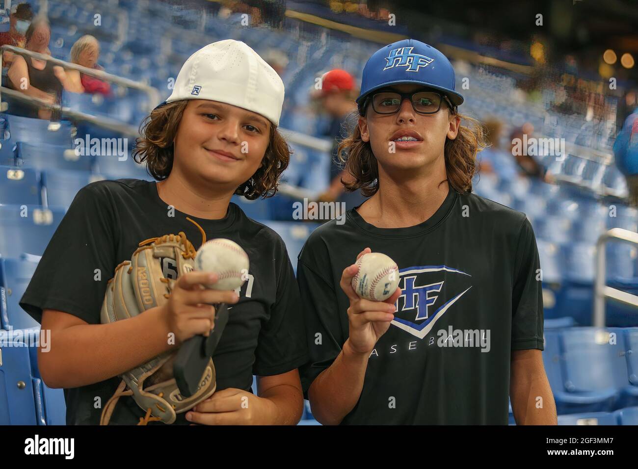 San Pietroburgo, Florida. USA; i giovani tifosi esibiscono le loro palline da basket autografate al parco durante una partita di baseball della Major League tra la Tampa Bay Ra Foto Stock