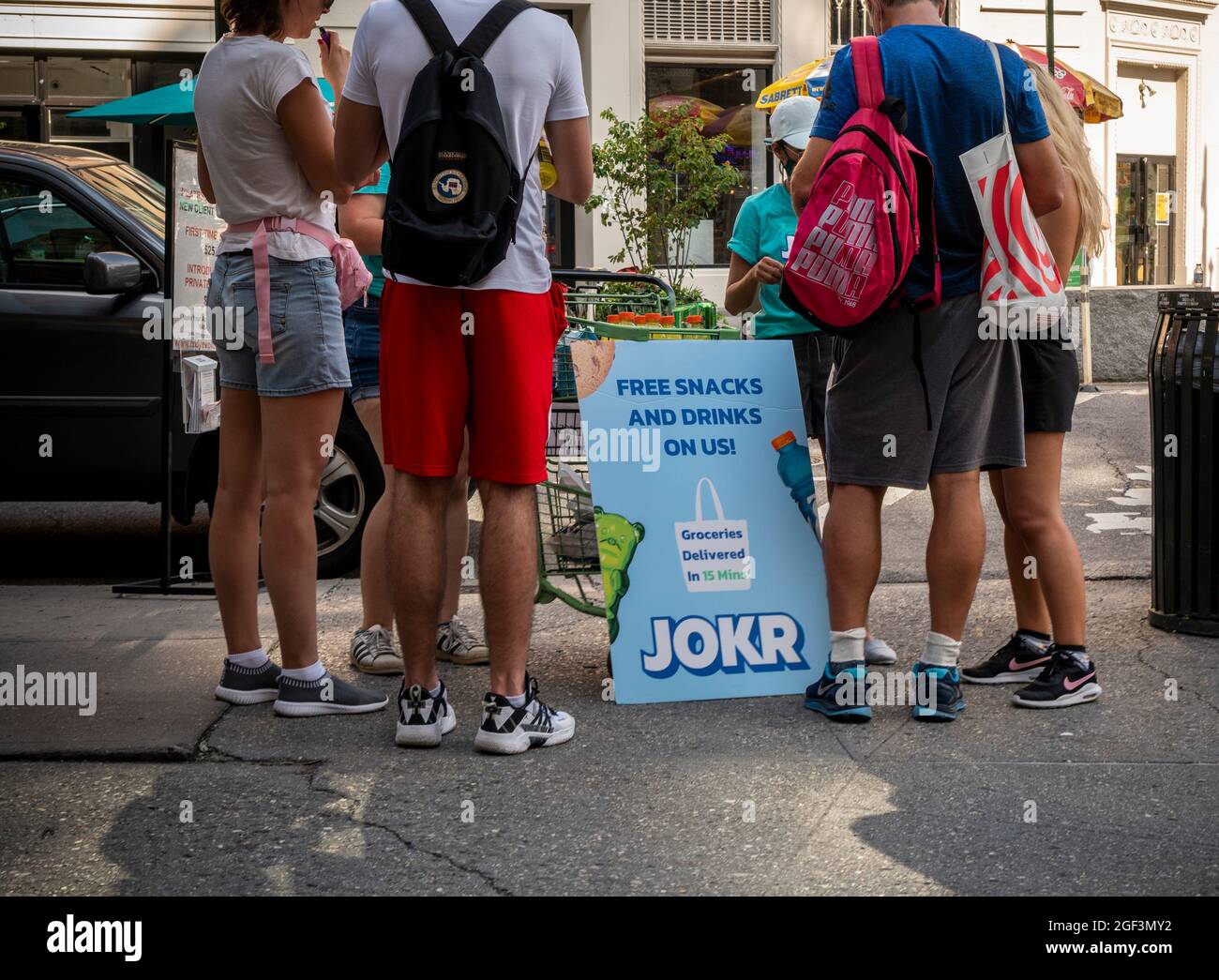 Gli ambasciatori del marchio per il servizio di consegna super-veloce online della drogheria Jokr promuovono l'azienda in Union Square a New York sabato 14 agosto 2021. Jokr è una delle numerose aziende che competono nello spazio di consegna dei generi alimentari “quasi istantaneo”. (© Richard B. Levine) Foto Stock