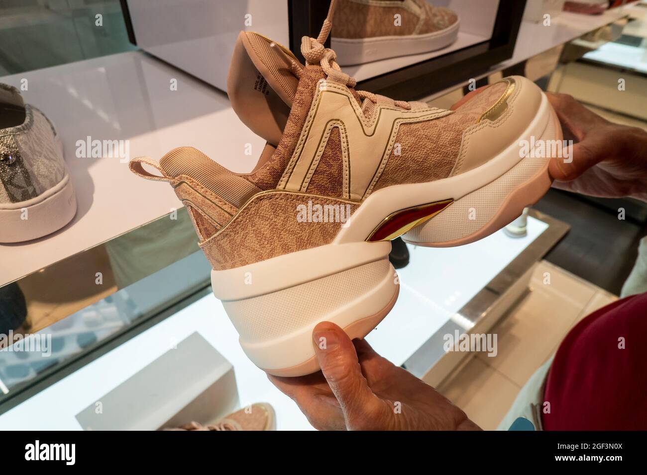 Michael kors shoes immagini e fotografie stock ad alta risoluzione - Alamy