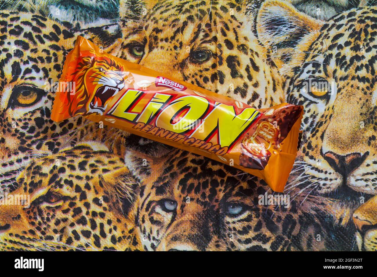 Barra di cioccolato Nestle Lion Peanut Choco set su grande tovaglietta gatti Foto Stock