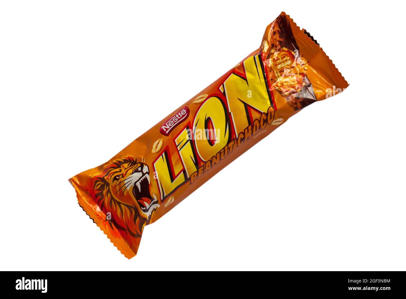 Bar al cioccolato Nestle Lion Peanut Choco isolato su sfondo bianco Foto Stock