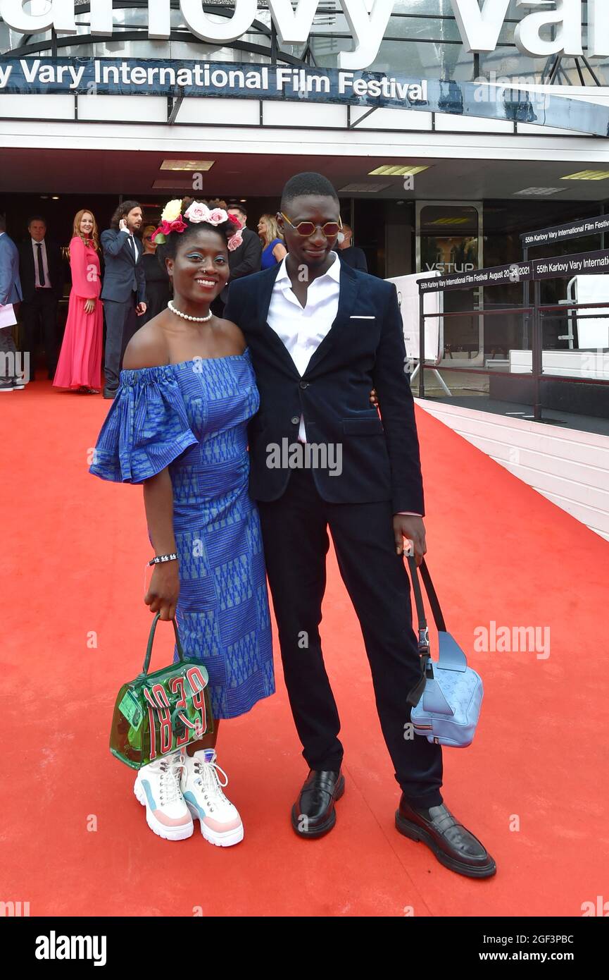 Karlovy Vary, Repubblica Ceca. 23 Agosto 2021. Gli attori Ibrahim Koma, Right, e Nancy Mensah-Offei hanno partecipato alla presentazione del film Strahinja (per quanto posso camminare) al 55° Festival Internazionale del Film di Karlovy Vary (KVIFF), il 23 agosto 2021, a Karlovy Vary, Repubblica Ceca. Credit: Slavomir Kubes/CTK Photo/Alamy Live News Foto Stock