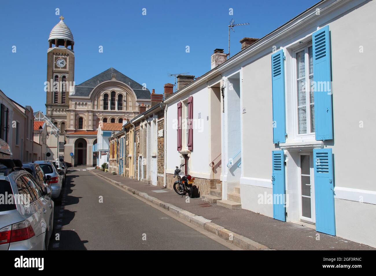 strada, case e chiesa di saint-pierre a les sables-d'olonne in vandea (francia) Foto Stock