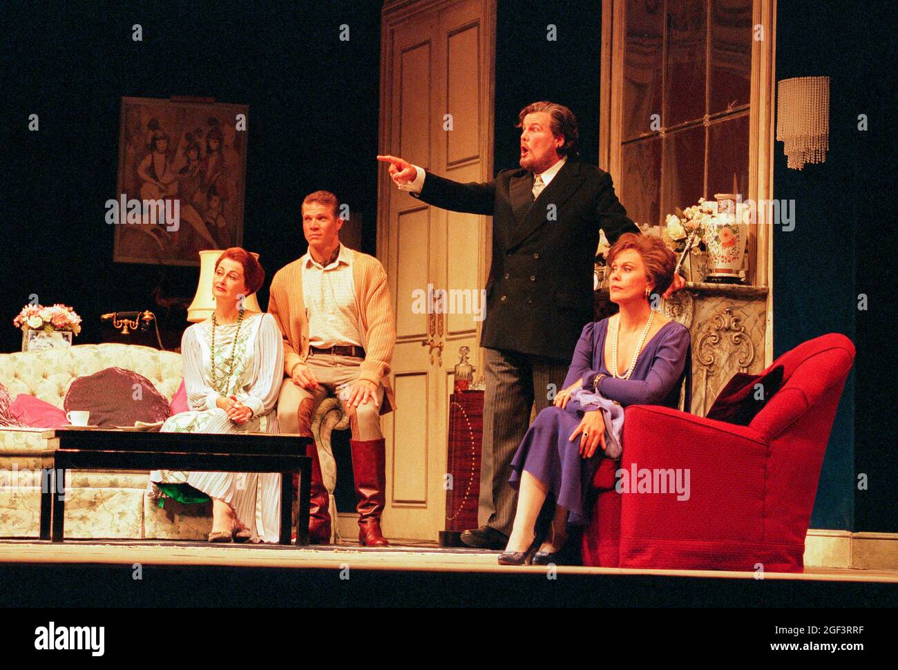 l-r: Kathryn Harries (Clairon), Rodney Gilfrey (The Conte), Victor von Halem (la Roche), Kiri te Batterawa (The Countess) in CAPRICCIO al Glyndebourne Festival Opera, East Sussex, Inghilterra 18/07/1998 music: Richard Strauss libretto: Clemens Krauss & Richard Strauss Set Costumes: Martin Davies sset: Non Lennis Design: Coreografo Robert Bryan: Jenny Weston regista: John Cox Foto Stock