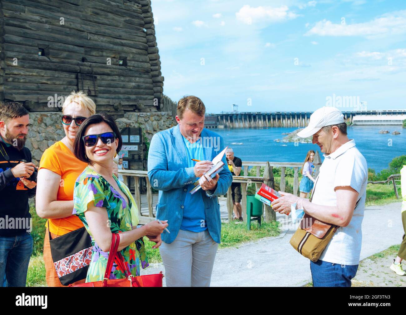Zaporizhzhia, Ucraina – 23 maggio 2021: Famoso analista finanziario ucraino e blogger – Serhii Fursa firma i suoi libri per gli abbonati a Art Forum Fes Foto Stock
