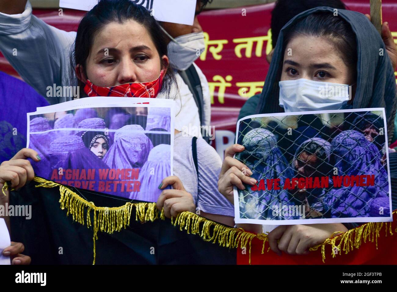 New Delhi, India. 23 Agosto 2021. I rifugiati afghani tengono cartelli durante una manifestazione anti-talebana a Nuova Delhi. I rifugiati afghani a Nuova Delhi e i partiti di sinistra organizzano una dimostrazione anti-talebana con cartelli e bandiere afghane che chiedono protezione alle donne in Afghanistan. Credit: SOPA Images Limited/Alamy Live News Foto Stock