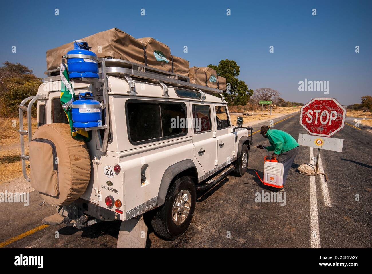 Controllo veterinario in Botswana Road, monitoraggio della bocca e dell'afta epizootica Foto Stock