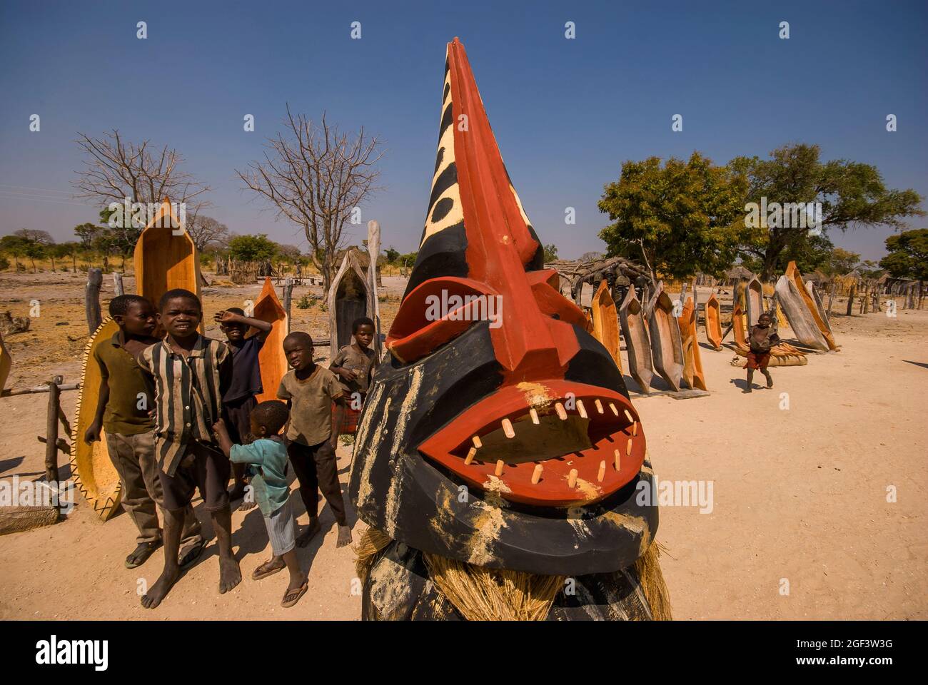 Souvenir africani, maschere e mini barche mokoro in vendita sulla striscia di Caprivi, al confine con l'Angola, Namibia Foto Stock