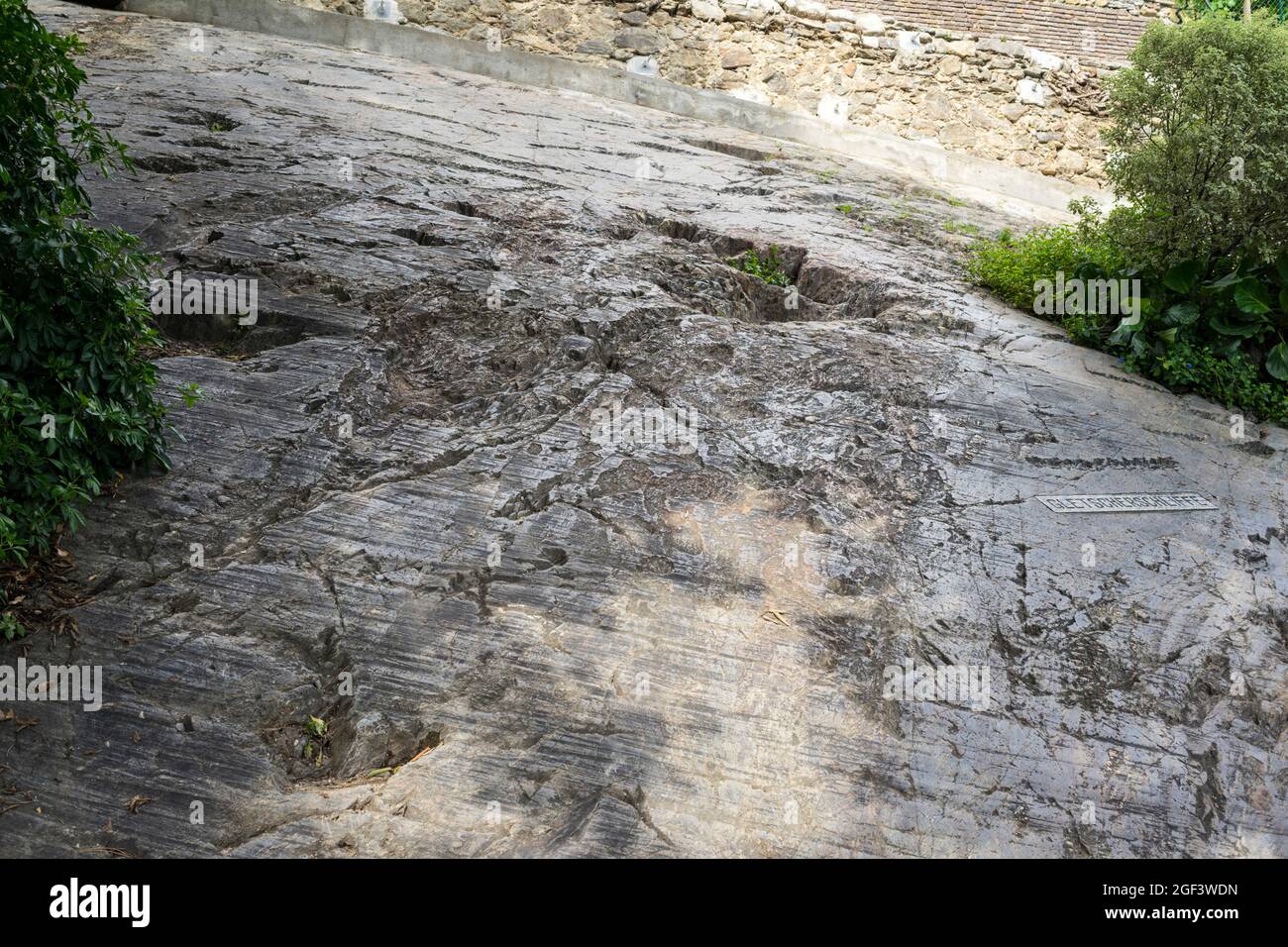 Segni di detersione sulla pietra formata dal ghiacciaio, Merano/Italia Foto Stock