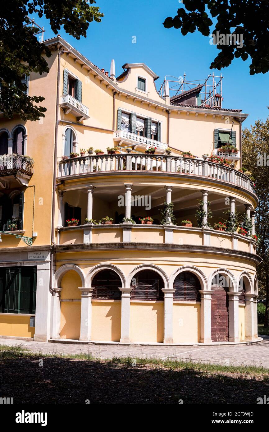 Scena stradale nella parte inferiore del Castello Venezia Italia Foto Stock