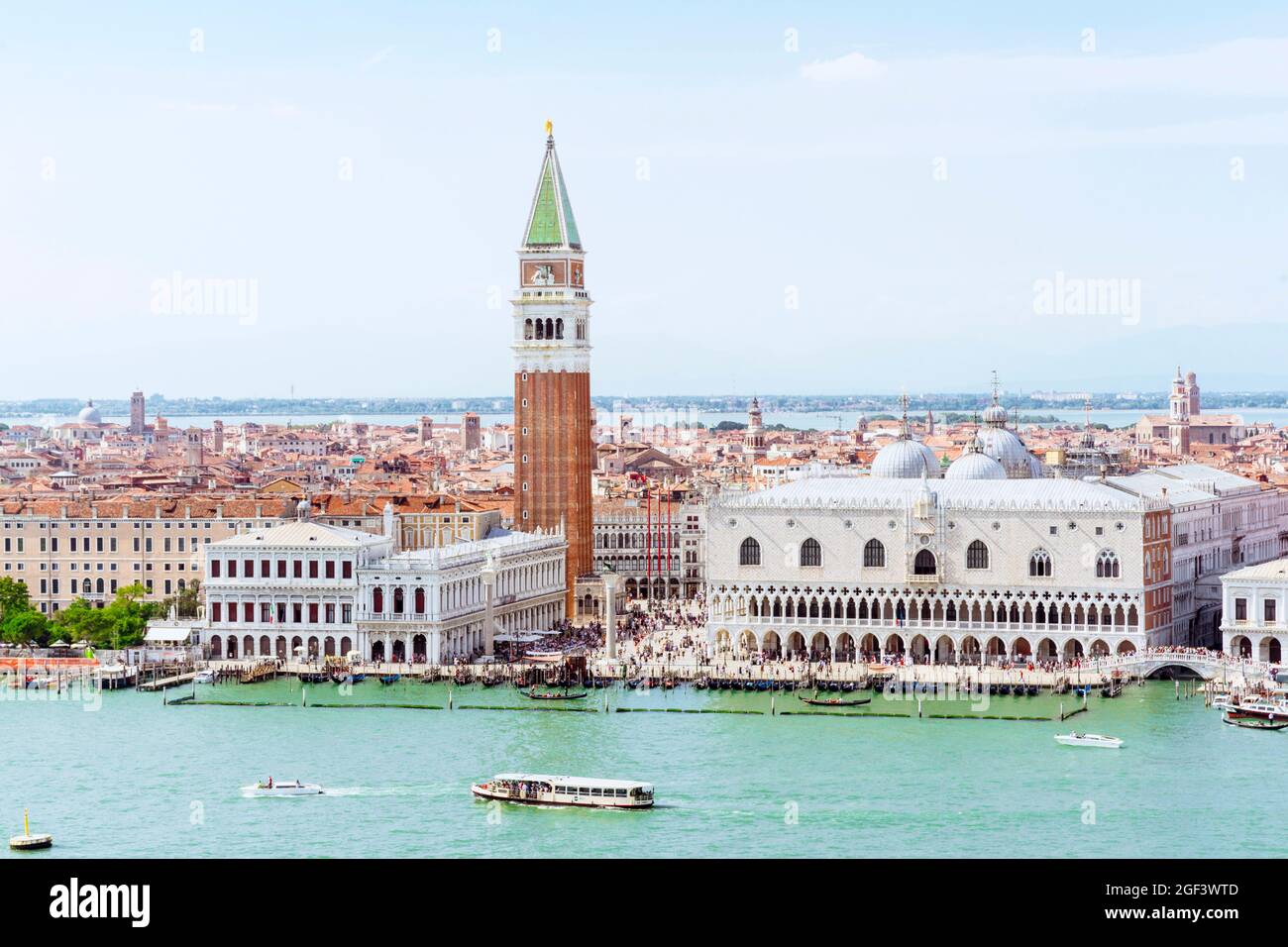 Venezia Italia: San Marco e Palazzo Ducale visto dalla laguna Foto Stock