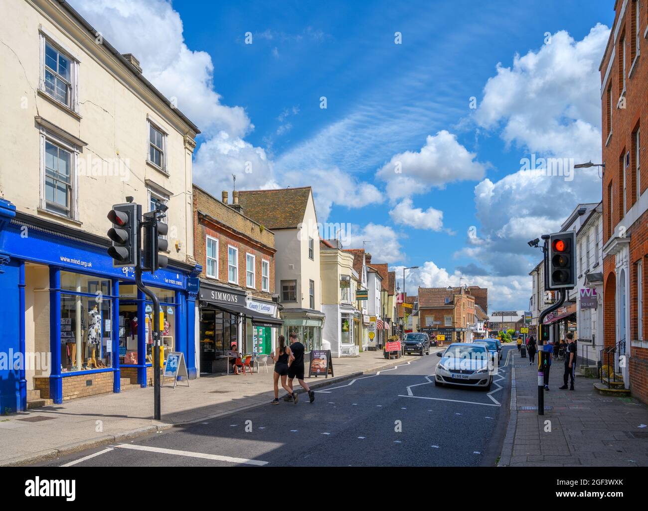 Negozi sulla High Street a Ware, Hertfordshire, Inghilterra, Regno Unito Foto Stock