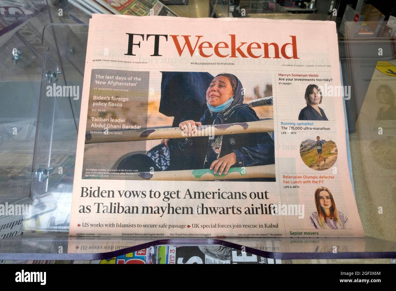 'Biden vote per far uscire gli americani come talebani mayhem thwarts airlift' FTWeekend prima pagina Afghanistan giornale titolo il 21 agosto 2021 Londra UK Foto Stock