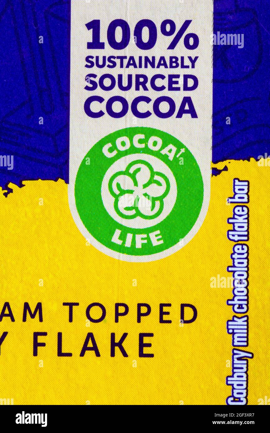 Cacao al 100% di origine sostenibile - Cocoa Life Symbol CocoaLife su scatola di Cadbury flake 99 gelato alla vaniglia con gelato Cadbury Flake Foto Stock